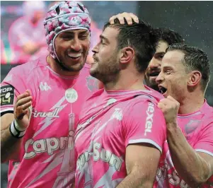  ?? | PHOTO : AFP ?? Lucas Peyresblan­ques, félicité par ses partenaire­s du Stade Français après avoir inscrit le 2e essai des Soldats Roses, hier, contre Pau.