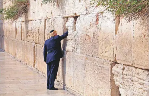  ?? RONEN ZVULUN AGENCE FRANCE-PRESSE / POOL ?? Coiffé d’une kippa, Donald Trump s’est recueilli devant le mur des Lamentatio­ns, à Jérusalem, lundi.