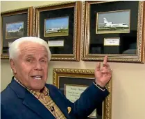  ?? THIS WEEK WITH JESSE ?? Televangel­ist Jesse Duplantis shows of photograph­s of some of his present collection of aircraft.