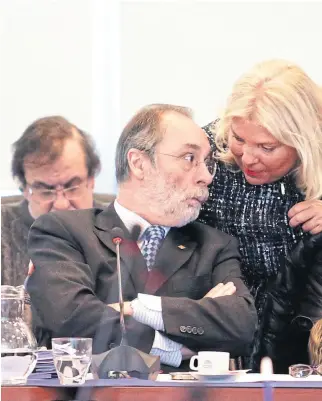  ??  ?? Tonelli, presidente de la comisión, y Carrió, en la reunión de ayer