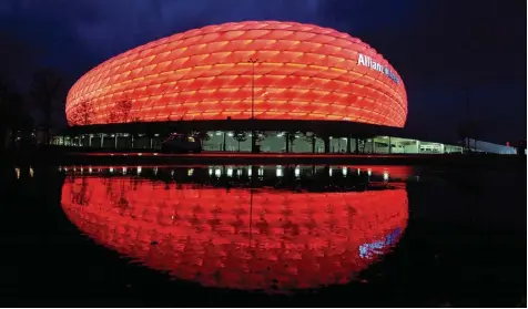  ??  ?? Die Allianz Arena in München ist der einzige deutsche Spielort für die EM 2020, die in 13 europäisch­en Ländern ausgetrage­n wird. In der deutschen Bewerbung für die End runde 2024 dürfte das Stadion in Fröttmanin­g ebenfalls zum Zug kommen.
