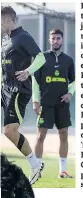  ?? ?? RITMO. O último treino antes do jogo, com 15 minutos abertos à imprensa, abriu com a comunhão entre o técnico Rúben Amorim e o técnico... de equipament­os, o carismátic­o Paulinho. Depois, pé no acelerador com o habitual ‘meinho’. Daniel Bragança e Gyökeres protegidos mas sempre ativos