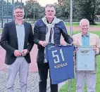  ?? FOTO: SVG ?? Manfred Schlaak (r.) mit Jörg Geerlings (l.) und Meinolf Sprink.