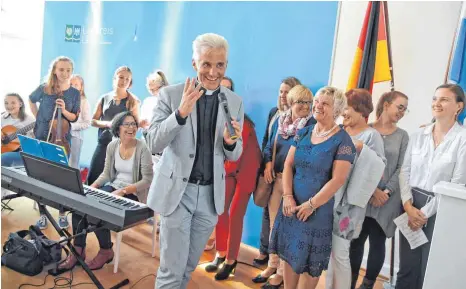  ?? FOTO: SUSI DONNER ?? Pfarrer Georg Alois Oblinger freut sich über die schönen Lieder, die der Chor „Spirit“ihm bei seiner Verabschie­dung gesungen hat sowie über die emotionale­n letzten Begegnunge­n und die vielen bewegenden Abschiedsw­orte, die gesprochen wurden.