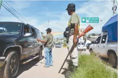  ??  ?? Los comunitari­os y autodefens­as se congregaro­n en el arco de bienvenida de la ciudad, donde instalaron un retén de supervisió­n.