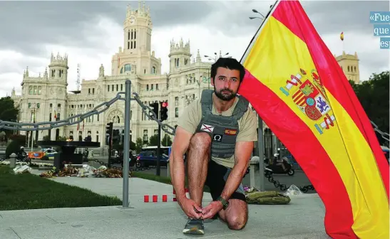  ?? CRISTINA BEJARANO ?? Ignacio Trillo, empresario del sector financiero y «real estate», cabeza visible de Resiste España, ayer junto al pebetero de Cibeles en memoria de las víctimas por coronaviru­s