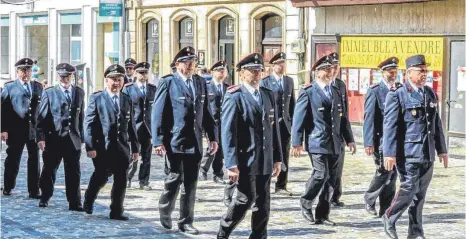  ?? FOTOS: KREISFEUER­WEHRVERBAN­D OSTALB ?? Abordnunge­n der Ellwanger Wehr und der Ostalb-Wehr vertraten am Wochenende beim Congrés Départemen­tal des Sapeurs Pompiers de Haute-Marne die deutschen Farben