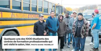  ?? PHOTO DIANE TREMBLAY ?? Quelques-uns des 1000 étudiants des centres de formation profession­nelle qui ont visité le salon, hier.