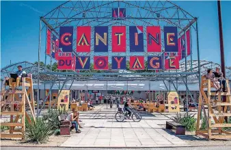  ?? FOTO: MATTHIEU CHAUVEAU ?? „La Cantine“, eine von Künstlern gebaute Freiluft-Kneipe am Wasser.