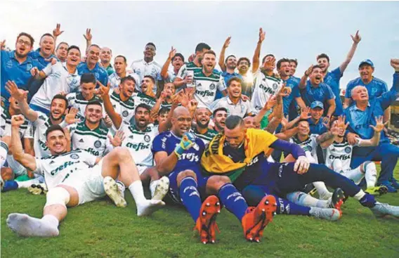  ?? DANIEL CASTELO BRANCO ?? No gramado de São Januário, Felipão e os jogadores fazem a festa com a conquista do título brasileiro: o décimo na imensa galeria do Palmeiras