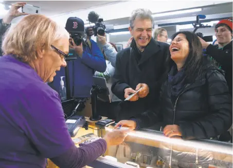  ?? Paul Chinn / The Chronicle ?? Chris Conrad and his wife, Mikki Norris, make the first recreation­al pot purchase from Sue Gardea at Berkeley Patients Group.