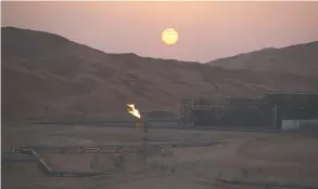  ?? SIMON DAWSON / BLOOMBERG FILES ?? Flames burn off at an oil processing facility in a Saudi Aramco. Saudi Arabia has
pledged to raise its oil output by 2.6 million bpd in April.