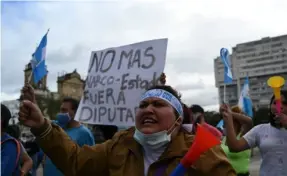  ?? AFP ?? Ciudadanos salieron ayer a las calles de la Ciudad de Guatemala a exigir la dimisión del presidente Alejandro Giammattei.