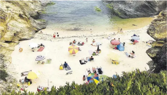  ?? José Luis Roca ?? Turistes a la platja de Porto Covo, a la costa portuguesa.