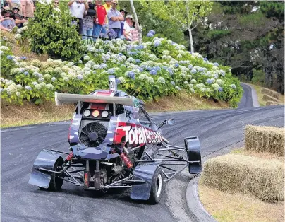  ?? PHOTO: GEOFF RIDDER ?? Lightweigh­t flyer . . . Former world rally championsh­ip driver Hayden Paddon roars up the Leadfoot Festival driveway in his Semog Crosskart. Paddon finished the event in second place.