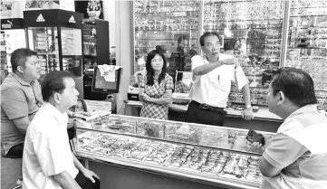  ??  ?? Jimmy and his team listening to Leong Kien Min at his shop.