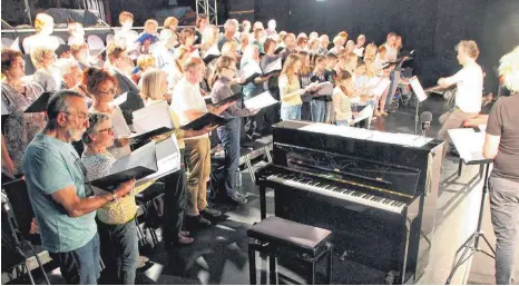  ?? FOTO: DANIELA MÜHLBÄCK ?? Bei der Probe Mitte April hatte der Bürgerchor im Wi.Z das Ballettens­emble der Aalener Musikschul­e von Raina Hebel und die Jugendkant­orei zu Gast. Nach und nach werden die produktion­sbeteiligt­en Gruppen in das Stück integriert, um es zu einem Gesamten...