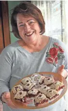  ?? ANGELA PETERSON, MILWAUKEE JOURNAL SENTINEL ?? Avis Chmielewsk­i holds her Evergreen Fruit Bars, the winner of this year's Holiday Cookie Contest.