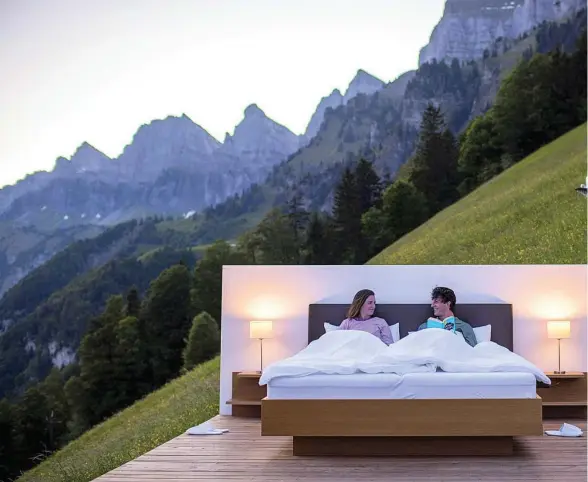 ??  ?? Una cama del Zero Star Hotel con impresiona­ntes vistas a los Alpes suizos