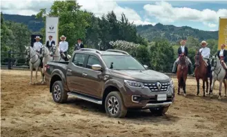  ??  ?? El momento de la presentaci­ón mundial de la pick-up Renault Alaskan en la ciudad de Medellín, Colombia. Su nombre deriva de Alaska, vocablo que significa "Gran Tierra".