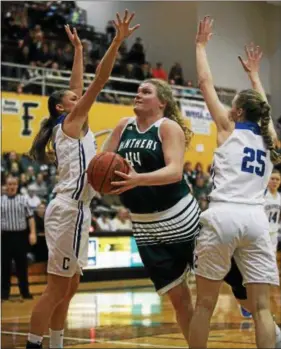  ?? RANDY MEYERS — THE MORNING JOURNAL ?? Ally Winnen of Elyria Catholic drives between Celina Koncz and Grace Lindquist of Chippewa during the second quarter on March 10. Winnen was named to the D-III All-Ohio special mention list.