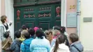  ??  ?? Niños que participan en un taller sobre Beethoven ante la puerta de la casa natal del compositor, en la calle Bonngasse de Bonn.