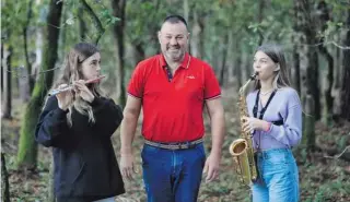  ?? [X. A. SOLER] ?? Manolo Rodríguez, con sus hijas, Lucía y María, que tocan la flauta travesera y el saxo en la banda