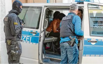  ?? Foto: Benedikt Spether, dpa ?? Es war die bisher größte Razzia der Bundespoli­zei. In zwölf Bundesländ­ern waren Spezialein­heiten im Einsatz, um ein bundes weites Bordell Netzwerk zu zerschlage­n.