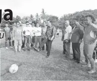  ??  ?? MOHD Joehari diringi oleh Dr Mohd Farid Abdullah, James Wong, Azman, Matlan dan AJK Tertinggi Pertubuhan Takad Nabalu dan PBBPS melakukan sepak mula sebagai simbol perasmian penutupan kejohanan tersebut.