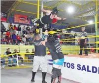  ?? ?? ▮ En la pelea semifinal los técnicos vencen a los rudos regiomonta­nos.