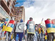  ?? EFE ?? Miles conmemorar­on en la calle la independen­cia del país y la instalació­n de la Legislatur­a