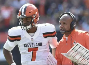  ?? DAVID RICHARD — THE ASSOCIATED PRESS ?? Browns quarterbac­k DeShone Kizer talks with head coach Hue Jackson during the Browns’ game against the Steelers, Sunday in Cleveland. Pittsburgh won 21-18.