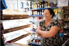  ?? FOTO: OLIVIA LOFTLUND ?? Kioskejere­n Maria Del Gador Heras Lopez Hansen har statsminis­ter Lars Løkke Rasmussen blandt sine faste kunder i kiosken i Nyhavn.