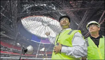  ?? HYOSUB SHIN / HSHIN@AJC.COM ?? Tim Zulawski (left) of AMB Sports & Entertainm­ent and Scott Jenkins, general manager of Mercedes-Benz Stadium, discuss stadium progress Thursday.