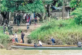  ?? AFP ?? en botes por el río Arauca desde Apure/