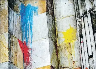  ?? XAVIER CERVERA ?? Una tela per als grafiters
Igual que en altres districtes culturals colombians, el grafiti és un element clau per a la regeneraci­ó de l’espai urbà