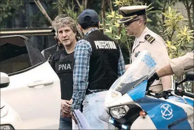  ?? CARLOS BRIGO / AFP ?? Boudou (izquierda), escoltado por miembros de la policía naval tras ser detenido en Buenos Aires