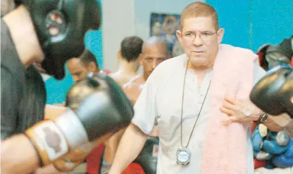  ??  ?? Manny Siaca ha trabajado con una treintena de campeones mundiales, y es de los pocos entrenador­es puertorriq­ueños reconocido­s a nivel mundial como de los mejores en su clase.