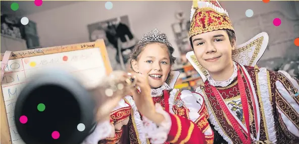  ??  ?? Wahrlich von jeckem Geblüt: Maya Schmeil und Robert Schmidt haben beide Eltern, die bereits lange im Karneval aktiv sind. Beim Monnemer Zoch werden sie auf einem Wagen mit Turm unterwegs sein.