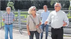  ?? SZ-FOTO: EIS ?? Elmar Reitter (r.) informiert die SPD-Bundestags­abgeordnet­e Hilde Mattheis über die Sorgen der Wasserkraf­twerk-Betreiber.