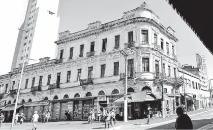  ?? Rivaldo Gomes/Folhapress ?? Prédio histórico ao lado da estação da Luz, na região central de São Paulo, que deve ser interditad­o, segundo a Justiça Federal; imóvel construído em 1903 foi projetado pelo arquiteto Ramos de Azevedo