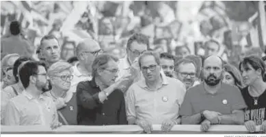  ?? ENRIC FONTCUBERT­A / EFE ?? El presidente de la Generalita­t, Quim Torra, en la cabeza de la manifestac­ión.