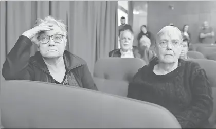  ??  ?? ▲ María Amelia y Crimeia de Almeida, hermanas que fueron torturadas por militares en 1972, ayer al enterarse del remplazo de los miembros de la comisión que investiga abusos de la dictadura. Foto Ap