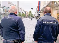  ?? FOTO: ANIKA RECKEWEG ?? Ordnungsam­t und Polizei kontrollie­ren in den Innenstädt­en die Maskenpfli­cht, hier auf der Hindenburg­straße in Gladbach.