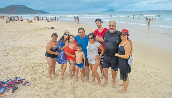  ??  ?? En Praia dos Ingleses. Los Sepúlveda y los Cucci llegaron desde San Martín y eligieron el balneario más familiar de Florianópo­lis.