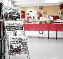  ?? Alberto Rocha/Folhapress ?? Jornais na sede do PCO, no bairro da Saúde, em São Paulo