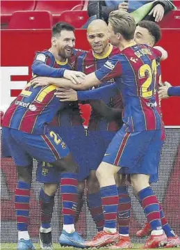  ?? EFE / JOSÉ MANUEL VIDAL ?? Los jugadores del Barcelona se abrazan a Leo Messi, autor del 0-2.