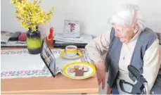  ?? FOTO: AHZ ISNY/OH ?? Im Altenhilfe­zentrum Isny ist am Samstag der erste „Skype-Nachmittag“organisier­t worden: Bewohnerin­nen wie Marianne Riedle unterhalte­n sich per Video mit Angehörige­n, die jetzt nicht zu Besuch kommen können.