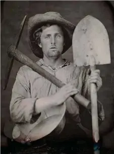  ?? (COLLECTION DE L’INSTITUT CANADIEN DE LA PHOTOGRAPH­IE DU MUSÉE
DES BEAUX-ARTS DU CANADA) ?? Portrait d’un homme non identifié, vers 1851. Photograph­e inconnu. Daguerréot­ype.