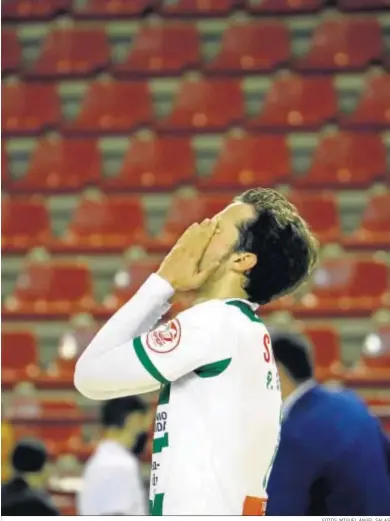  ?? FOTOS: MIGUEL ÁNGEL SALAS ?? Pablo del Moral, abatido, tapa su rostro tras la derrota ante el Jaén Paraíso Interior.